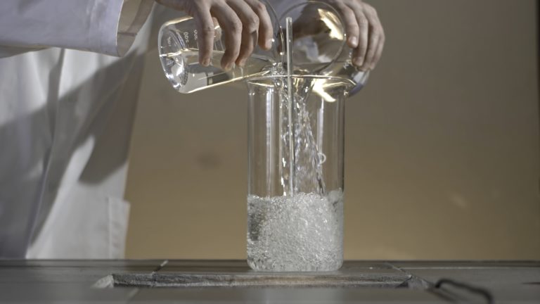 Alcohol Cetílico en Suavizantes de Ropa: Función, Concentración y Formulación