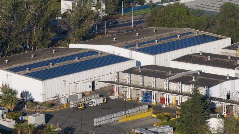 Mathiesen Chile da un paso firme hacia la sostenibilidad con la instalación de paneles solares en su Centro de Distribución