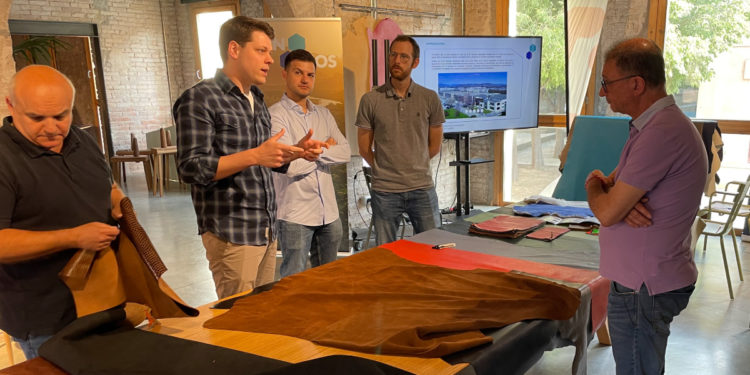  Leather Química SLU destaca su nueva línea de acabados en su “Colección de Moda 2026”, realizada en Igualada, España